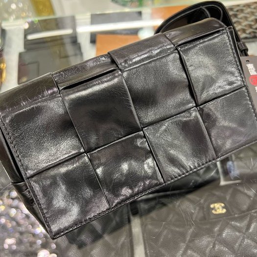 東區正精品㊣BV Bottega Veneta 651053 CASSETTE 全新黑色仿舊皮革大編織胸口包腰包 RZ-5