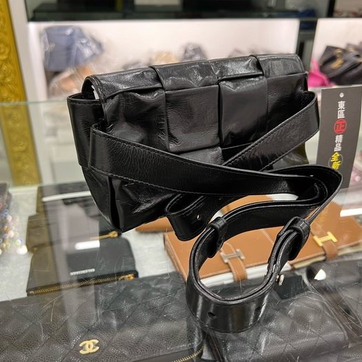 東區正精品㊣BV Bottega Veneta 651053 CASSETTE 全新黑色仿舊皮革大編織胸口包腰包 RZ-6