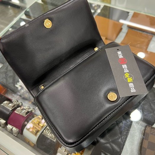 東區正精品㊣BURBERRY 80594921 LOLA 全新迷你黑色羊皮全皮車線TB金釦金鍊帶釦式翻蓋斜背包 RA1512-3