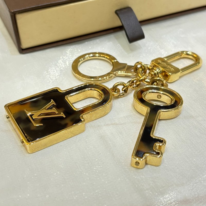 *SHIHNA名牌精品* LV 金釦玳瑁棕鎖頭鑰匙造型吊飾-1