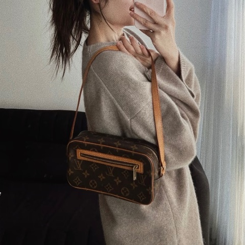 LV開口笑腋下包