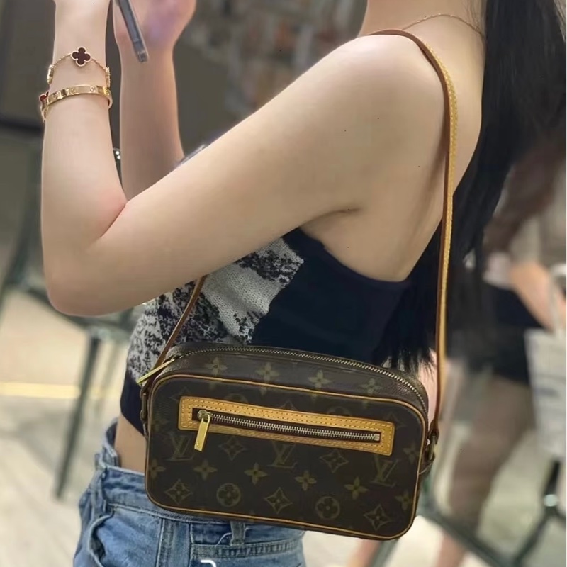 LV開口笑腋下包-1