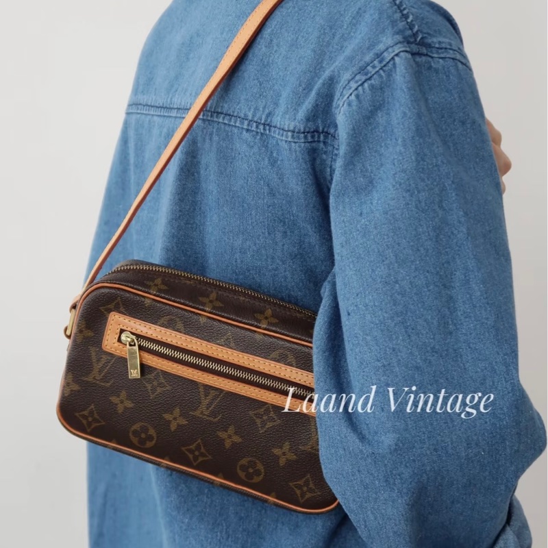 LV開口笑腋下包-2