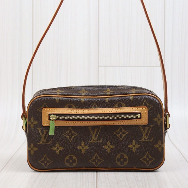 LV開口笑腋下包-3