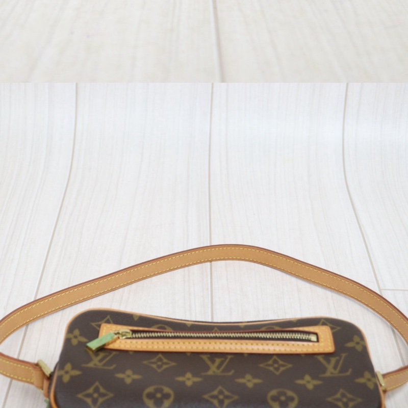 LV開口笑腋下包-10