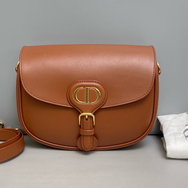 Dior迪奧Bobby中號牛皮焦糖馬鞍包，尺寸22×17 附件肩帶 塵袋 。-0