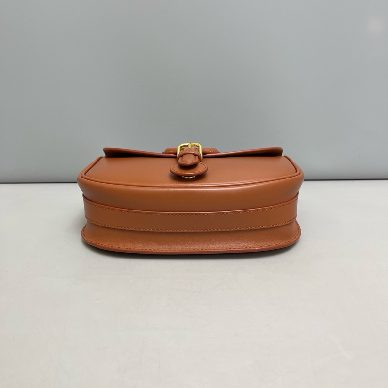 Dior迪奧Bobby中號牛皮焦糖馬鞍包，尺寸22×17 附件肩帶 塵袋 。-4