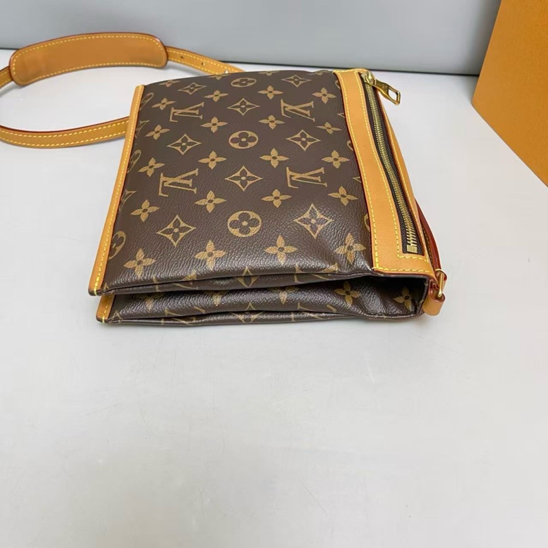 LouisVuitton路易威登Saumur系列老花小號雙子星尺寸22×20 附件盒子。-4