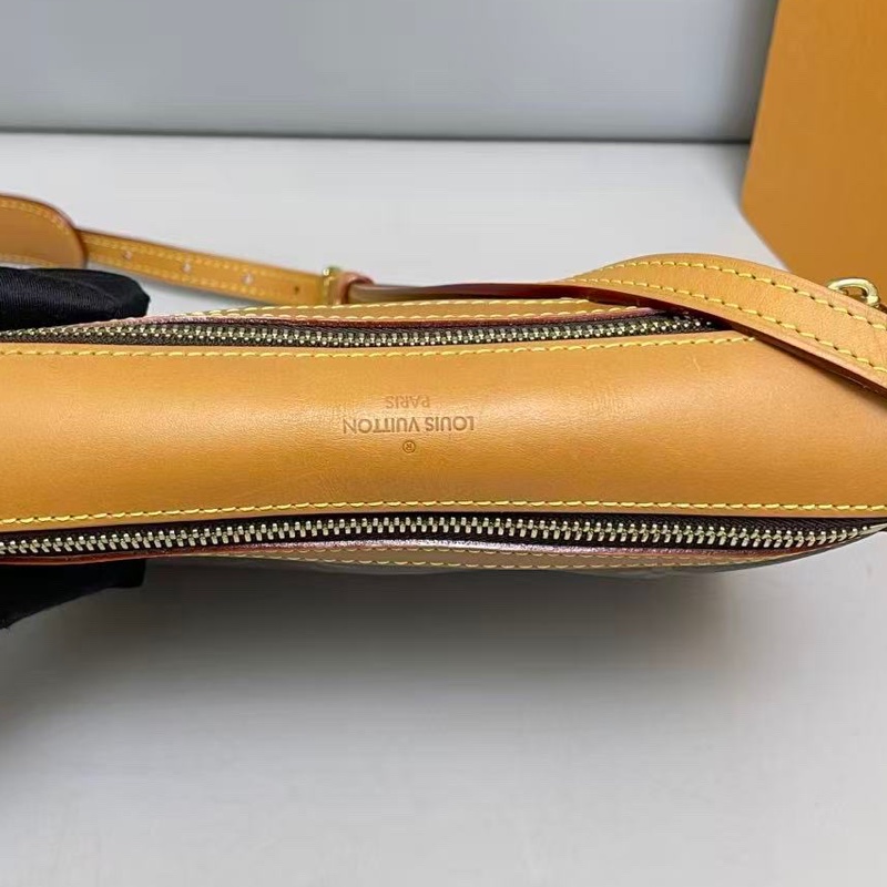 LouisVuitton路易威登Saumur系列老花小號雙子星尺寸22×20 附件盒子。-9