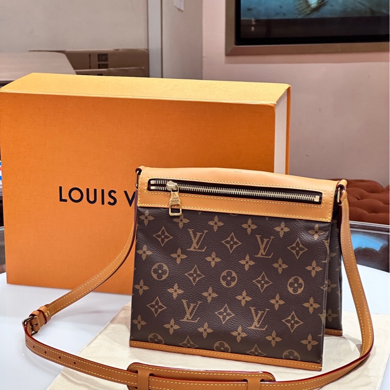 LouisVuitton路易威登Saumur系列老花小號雙子星尺寸22×20 附件：配塵袋-1