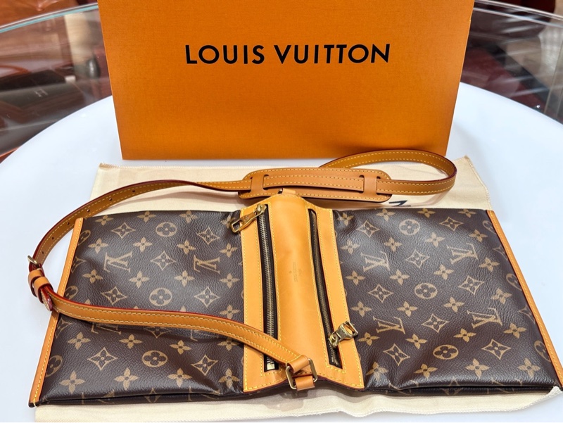 LouisVuitton路易威登Saumur系列老花小號雙子星尺寸22×20 附件：配塵袋-2