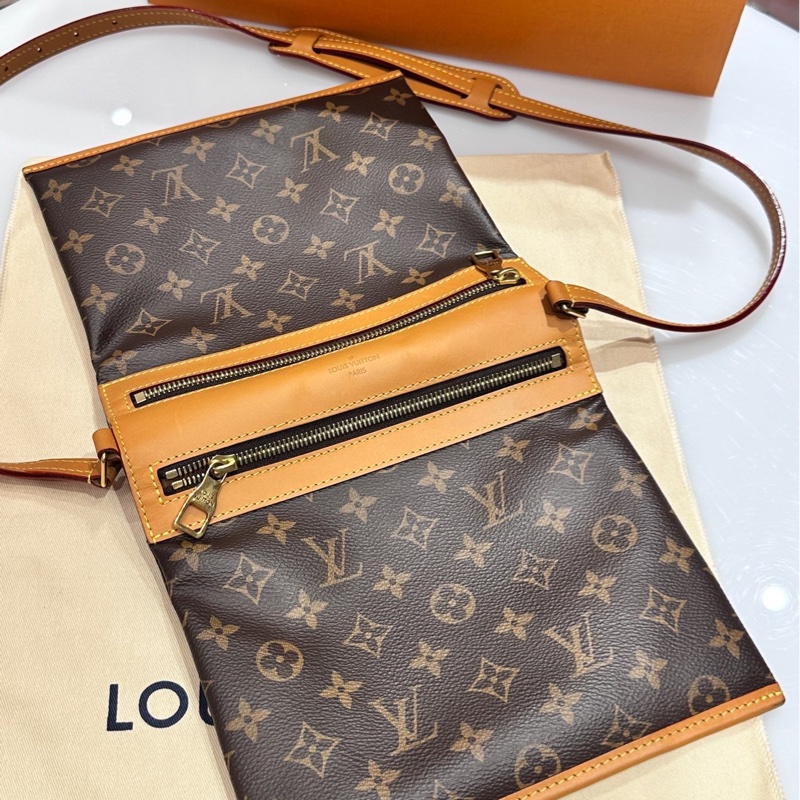 LouisVuitton路易威登Saumur系列老花小號雙子星尺寸22×20 附件：配塵袋-3