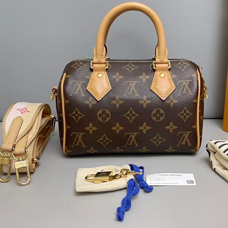 Louis Vuitton路易威登SPEEDY20 老花奶茶色肩帶枕頭包 芯片尺寸20×15 附件 肩帶 鎖頭鑰匙 塵袋 。-0