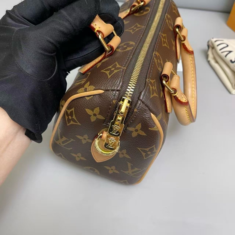 Louis Vuitton路易威登SPEEDY20 老花奶茶色肩帶枕頭包 芯片尺寸20×15 附件 肩帶 鎖頭鑰匙 塵袋 。-6