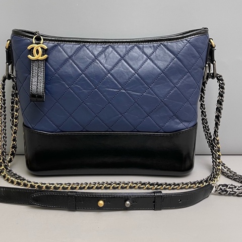 Chanel香奈兒 藍黑拼色全皮菱格中號流浪包尺寸 28×23 鐳射25 。