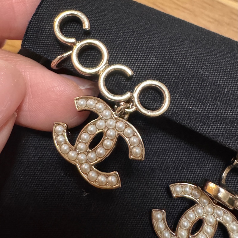 Chanel 金色 COCO 字母 垂吊 雙C 珍珠 夾式 耳環-2