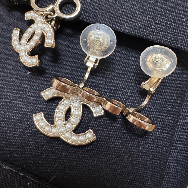 Chanel 金色 COCO 字母 垂吊 雙C 珍珠 夾式 耳環-3