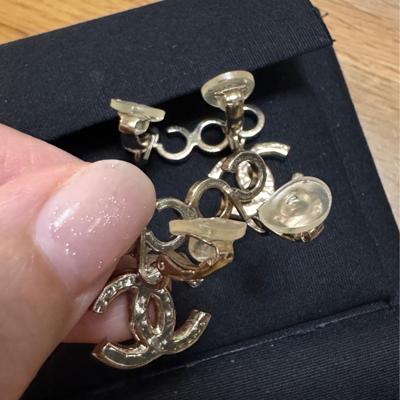 Chanel 金色 COCO 字母 垂吊 雙C 珍珠 夾式 耳環-9