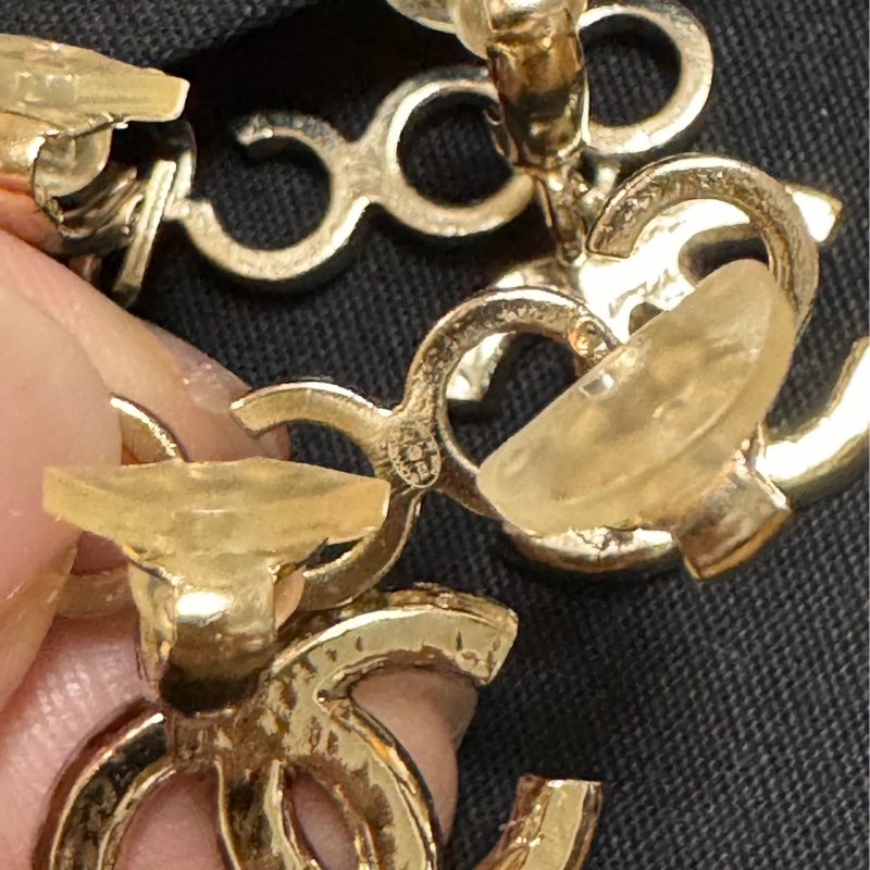 Chanel 金色 COCO 字母 垂吊 雙C 珍珠 夾式 耳環-15