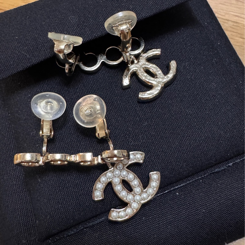 Chanel 金色 COCO 字母 垂吊 雙C 珍珠 夾式 耳環-17