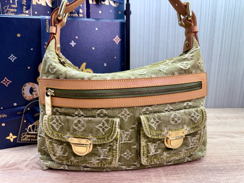 LV M95213 Baggy PM 稀有限量抹茶綠單寧牛仔曼哈頓釦肩背包-3