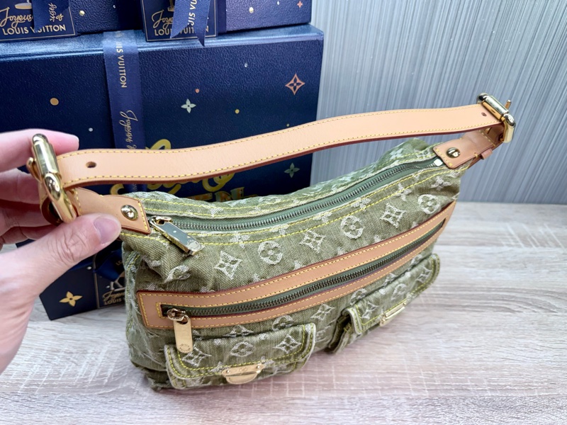 LV M95213 Baggy PM 稀有限量抹茶綠單寧牛仔曼哈頓釦肩背包-7