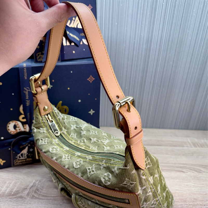 LV M95213 Baggy PM 稀有限量抹茶綠單寧牛仔曼哈頓釦肩背包-9