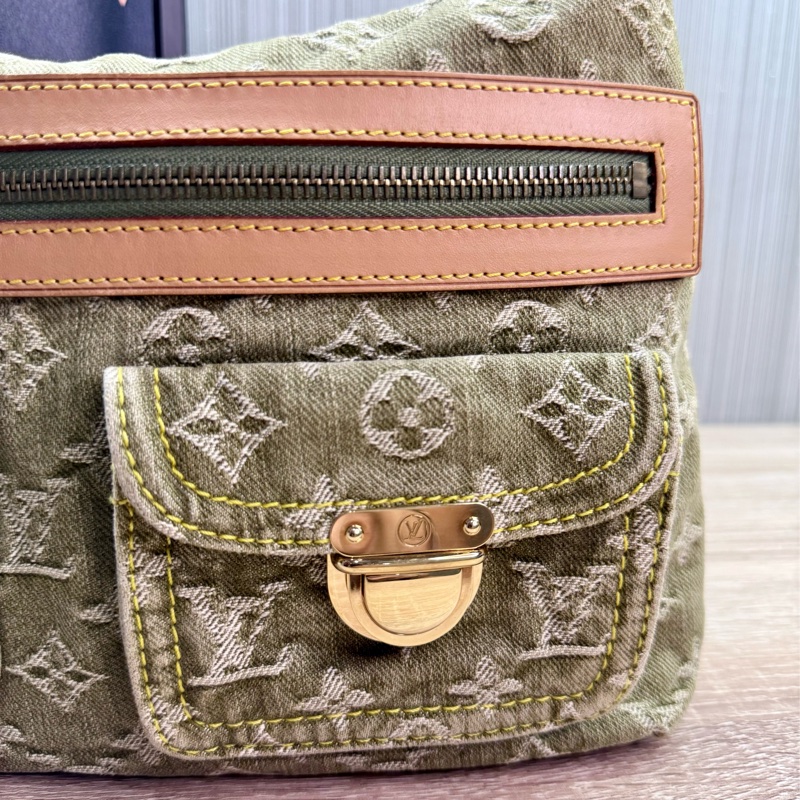 LV M95213 Baggy PM 稀有限量抹茶綠單寧牛仔曼哈頓釦肩背包-16