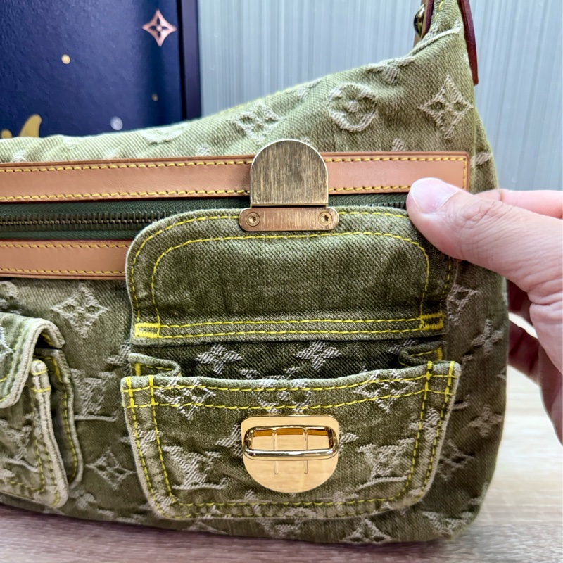 LV M95213 Baggy PM 稀有限量抹茶綠單寧牛仔曼哈頓釦肩背包-17