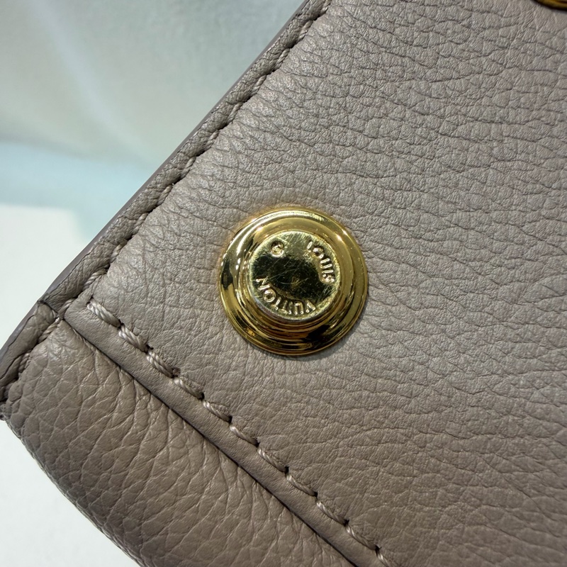 LV 灰色月光精靈 On my side 手拎肩背包 XC395-40