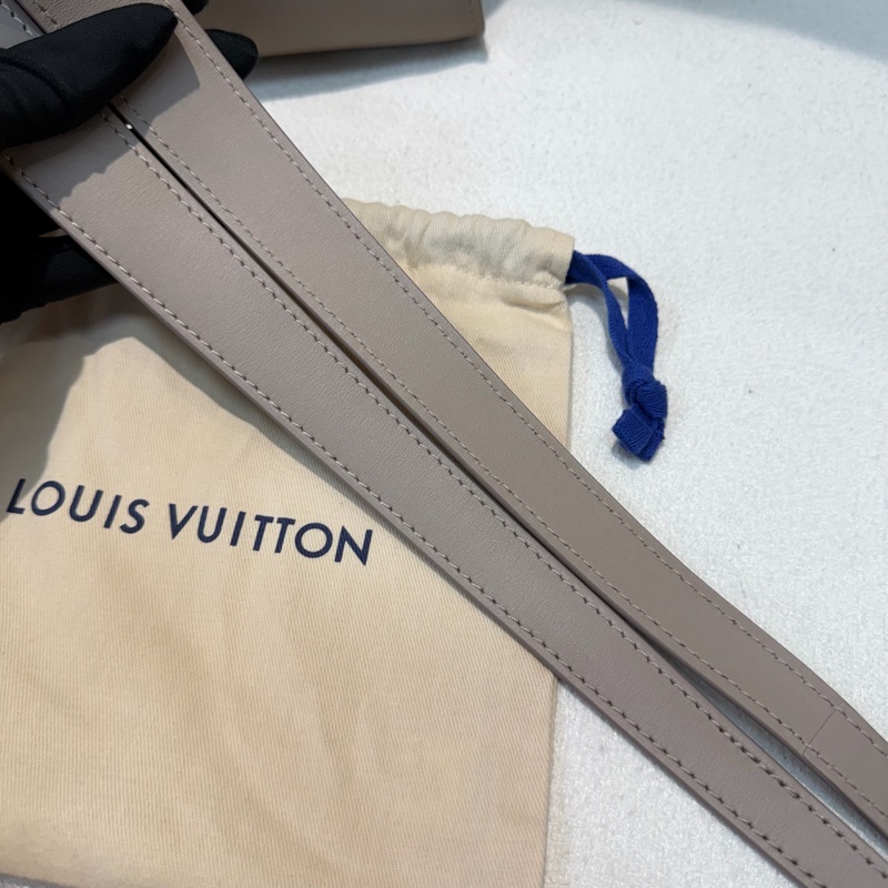 LV 灰色月光精靈 On my side 手拎肩背包 XC395-42