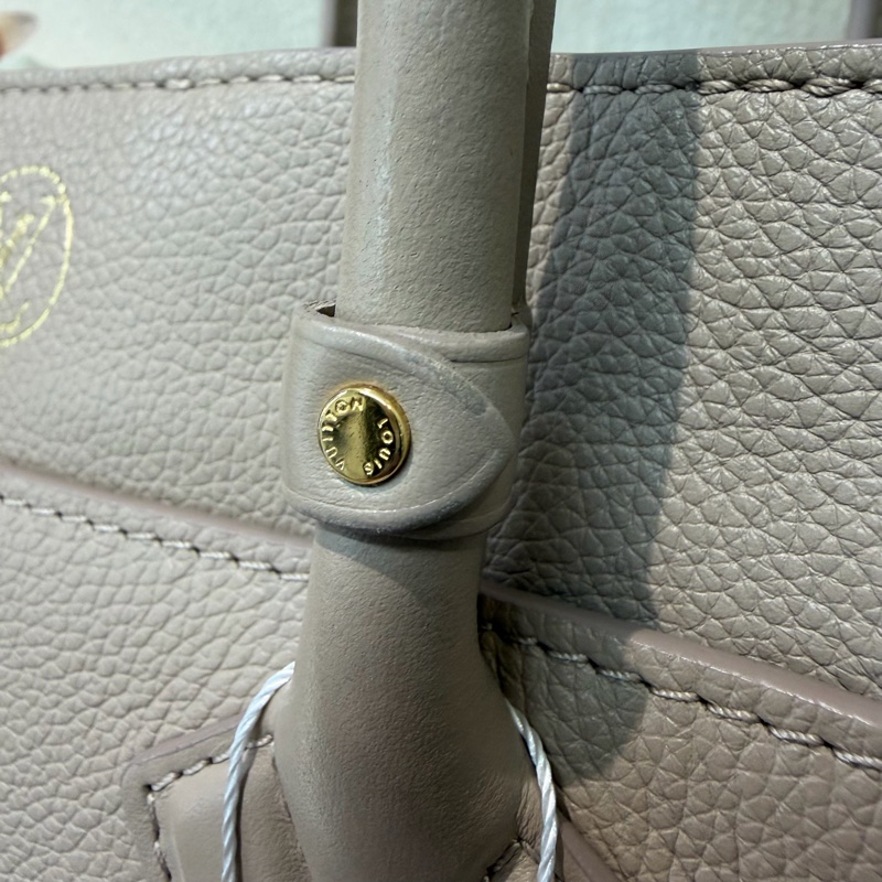LV 灰色月光精靈 On my side 手拎肩背包 XC395-50