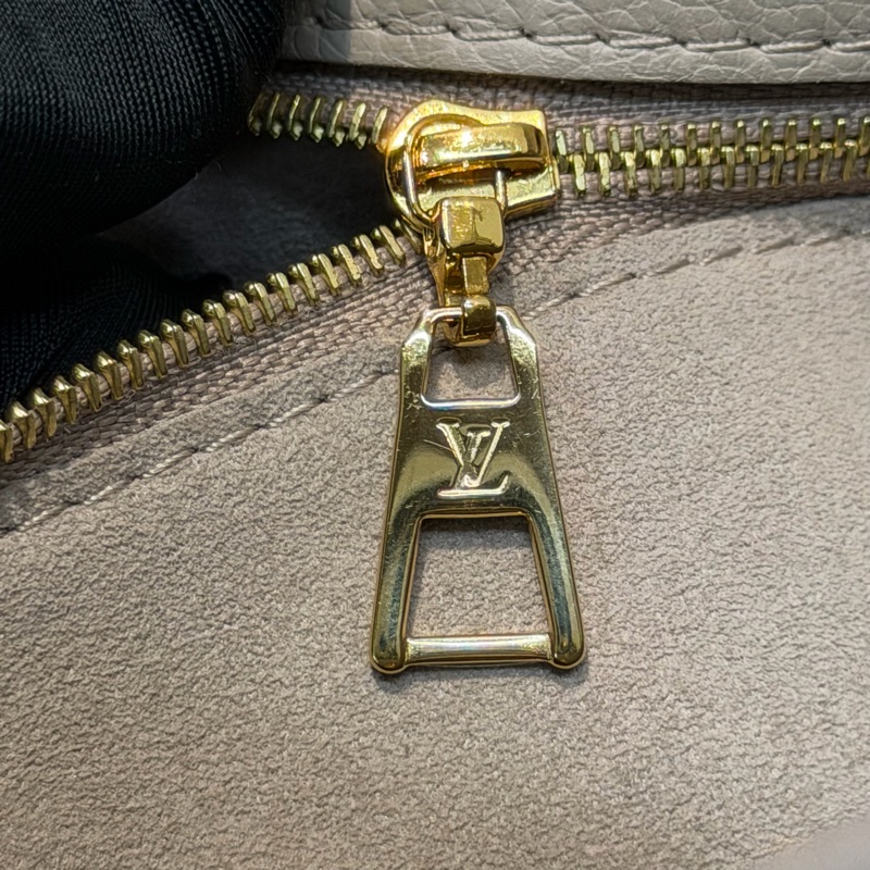 LV 灰色月光精靈 On my side 手拎肩背包 XC395-59