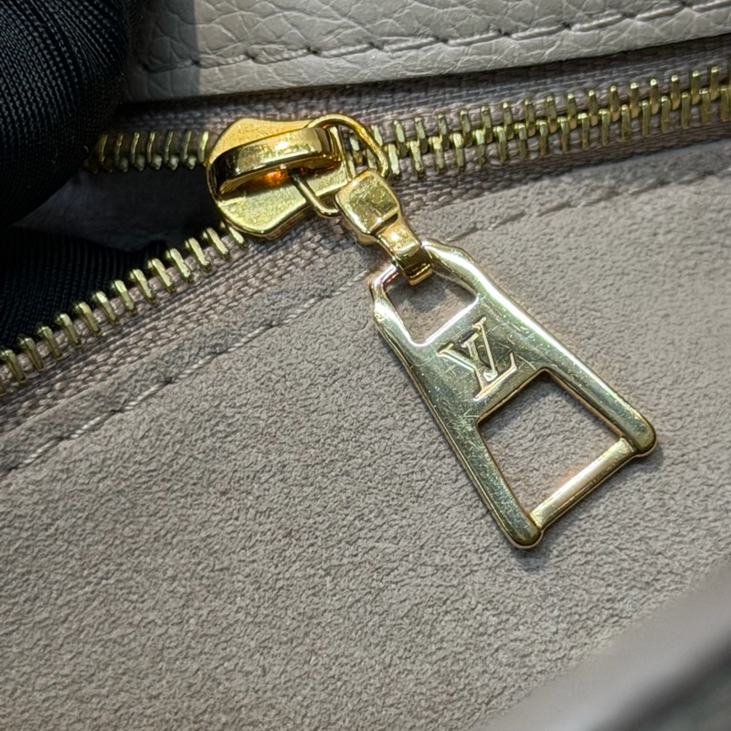 LV 灰色月光精靈 On my side 手拎肩背包 XC395-60