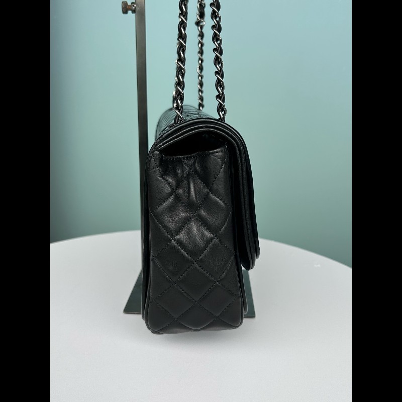 Chanel香奈兒黑色漆皮拼羊皮CF-2