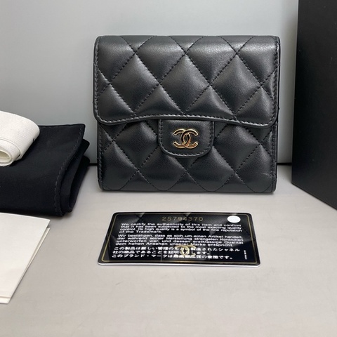 Chanel香奈兒CF黑金全皮菱格短款錢包 尺寸12×10 附件全套 鐳射25 。