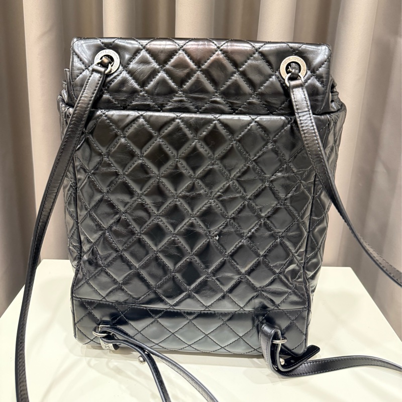 Chanel香奈兒 油蠟皮黑銀後背-1