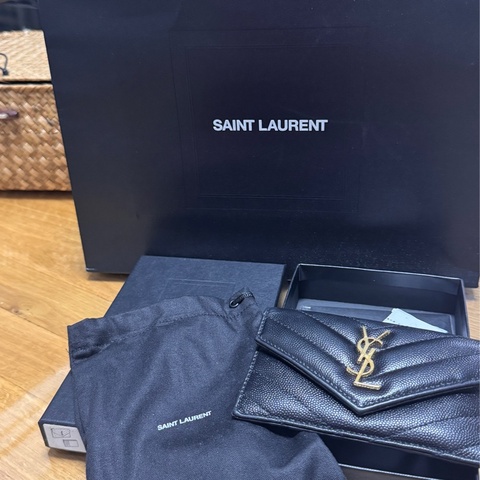 YSL CASSANDRE MATELASSÉ粒面壓紋皮革多層式翻蓋拉鏈卡夾