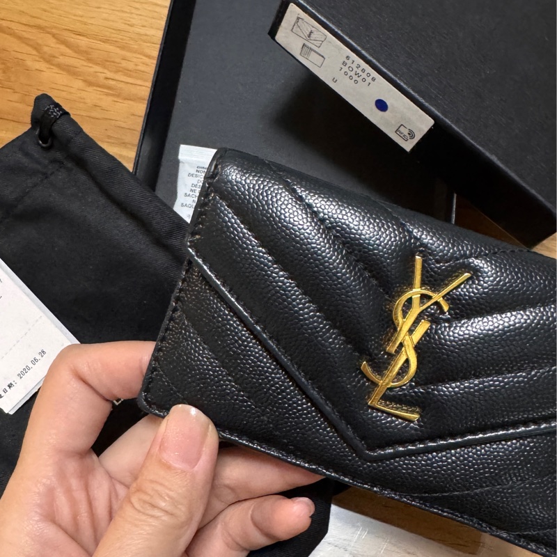 YSL CASSANDRE MATELASSÉ粒面壓紋皮革多層式翻蓋拉鏈卡夾-1