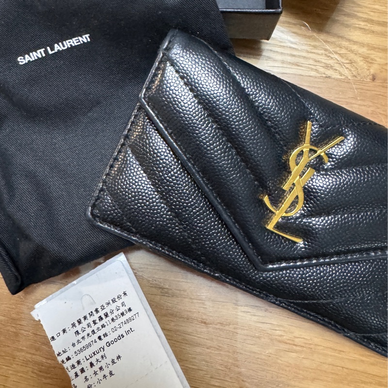 YSL CASSANDRE MATELASSÉ粒面壓紋皮革多層式翻蓋拉鏈卡夾-2