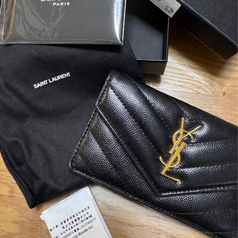 YSL CASSANDRE MATELASSÉ粒面壓紋皮革多層式翻蓋拉鏈卡夾-3