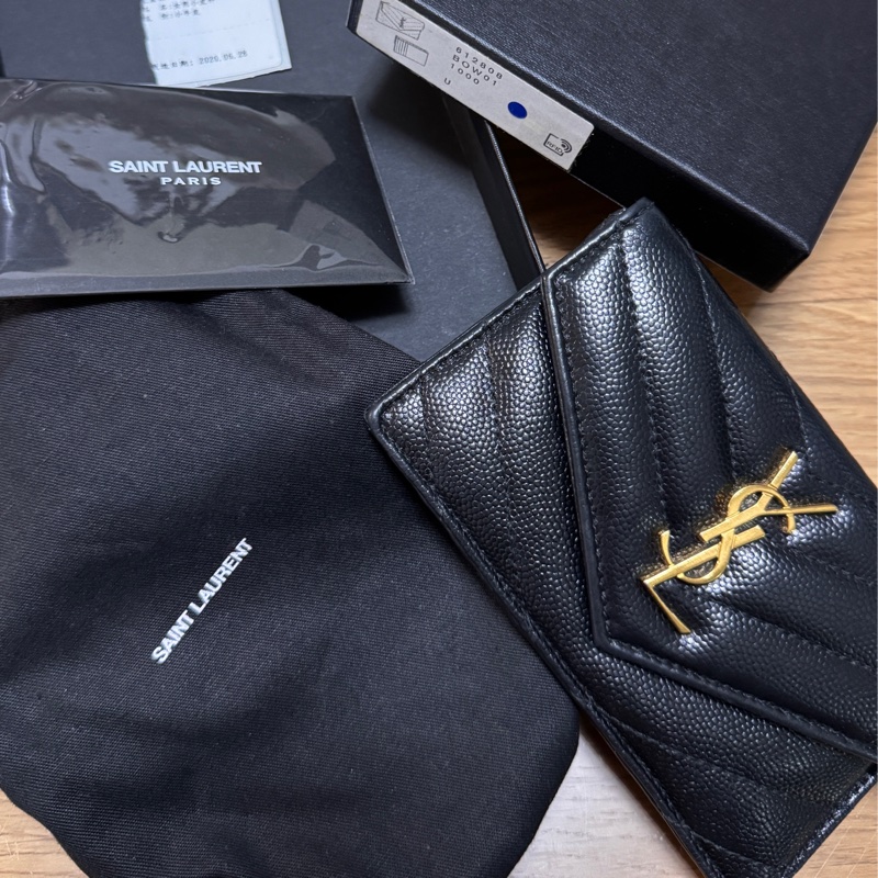 YSL CASSANDRE MATELASSÉ粒面壓紋皮革多層式翻蓋拉鏈卡夾-6