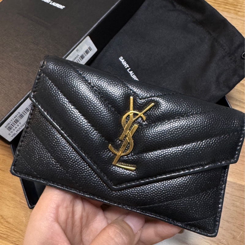 YSL CASSANDRE MATELASSÉ粒面壓紋皮革多層式翻蓋拉鏈卡夾-9