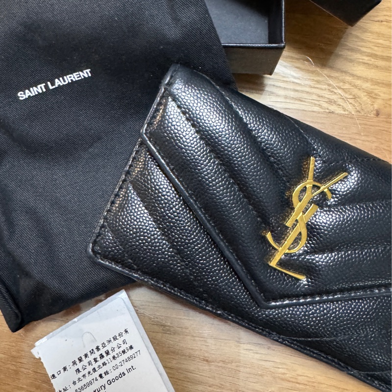 YSL CASSANDRE MATELASSÉ粒面壓紋皮革多層式翻蓋拉鏈卡夾-10