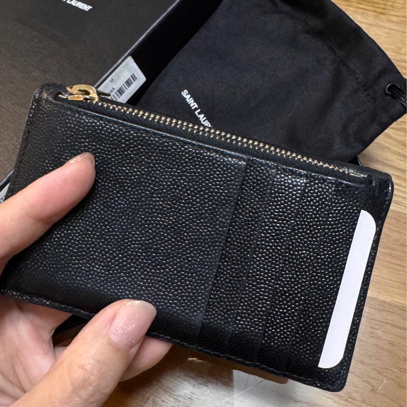 YSL CASSANDRE MATELASSÉ粒面壓紋皮革多層式翻蓋拉鏈卡夾-11