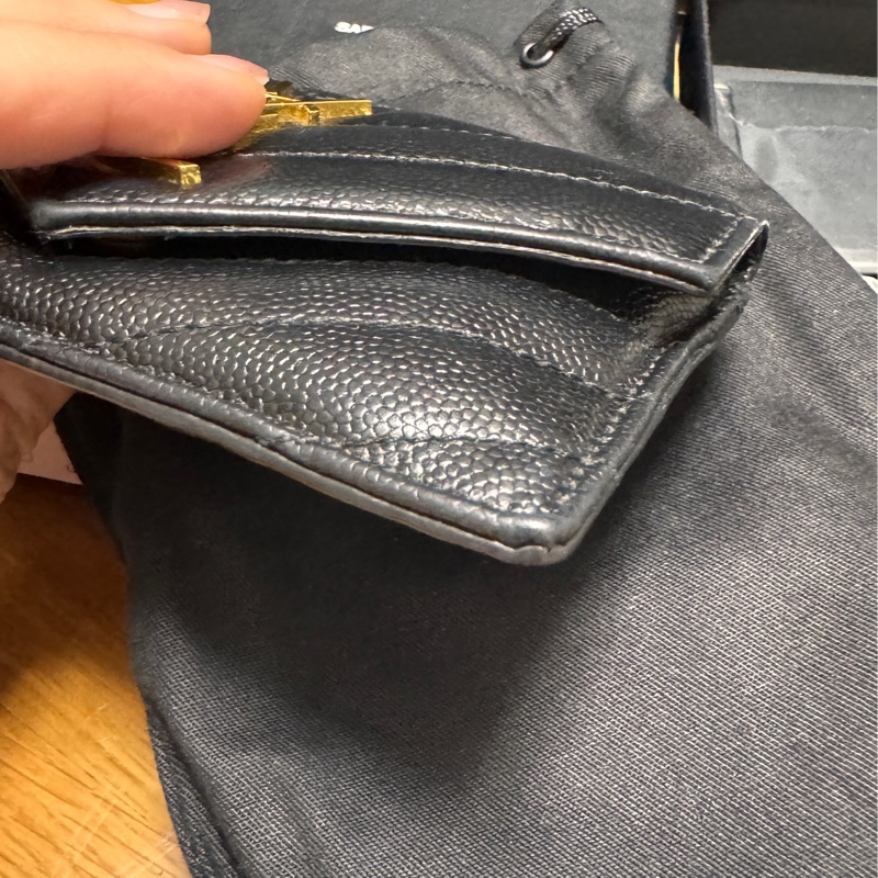 YSL CASSANDRE MATELASSÉ粒面壓紋皮革多層式翻蓋拉鏈卡夾-12