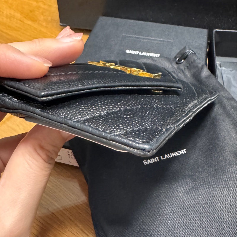 YSL CASSANDRE MATELASSÉ粒面壓紋皮革多層式翻蓋拉鏈卡夾-13