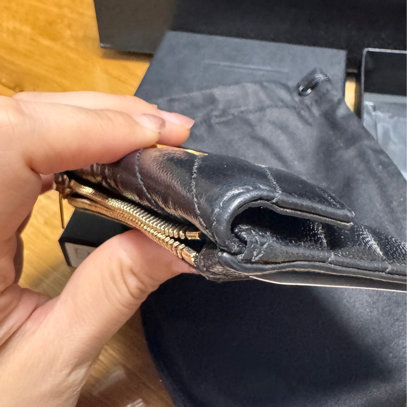 YSL CASSANDRE MATELASSÉ粒面壓紋皮革多層式翻蓋拉鏈卡夾-14