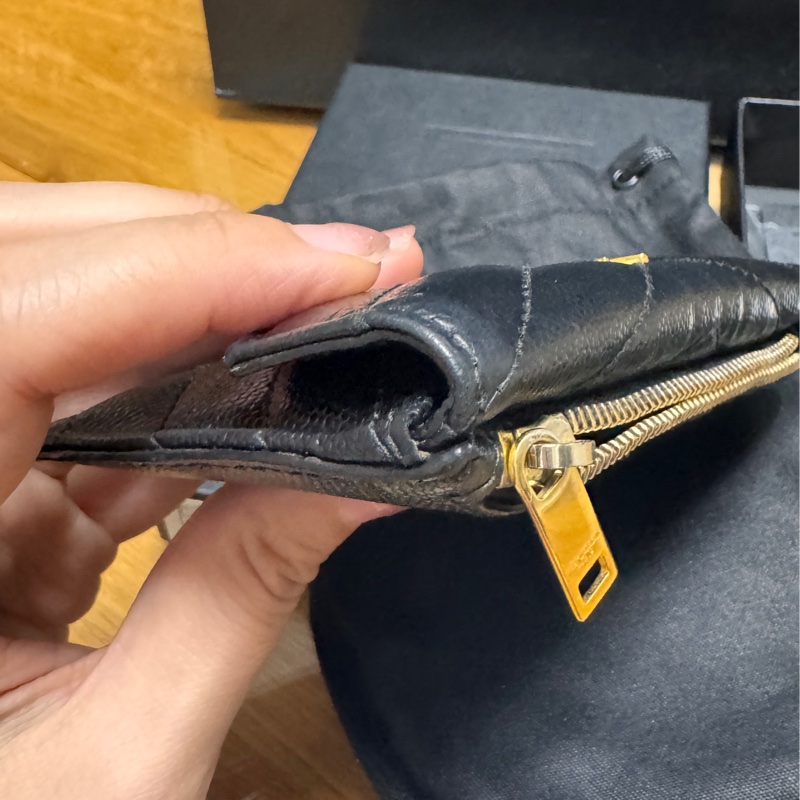 YSL CASSANDRE MATELASSÉ粒面壓紋皮革多層式翻蓋拉鏈卡夾-15