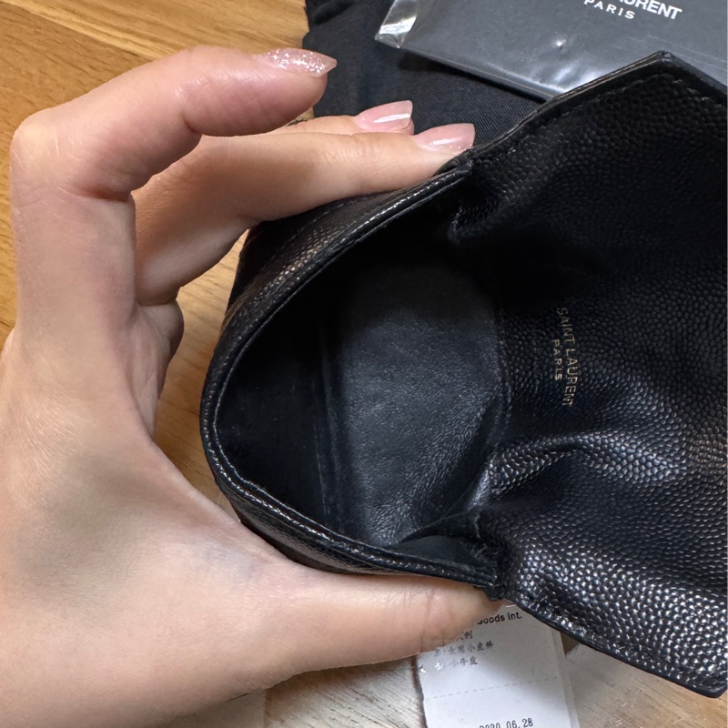 YSL CASSANDRE MATELASSÉ粒面壓紋皮革多層式翻蓋拉鏈卡夾-16